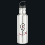 Tennis Racket Design Monogramme Voyage Bouteille d<br><div class="desc">Bouteille d'eau de voyage en acier inoxydable en métal argenté avec un Raquet de tennis Monogramme Design Personnalisé avec votre initiale et votre nom dans une police de script élégante. Changez les polices et les couleurs pour concevoir votre propre bouteille d'eau personnalisée de joueur d'équipe de tennis en cliquant sur...</div>