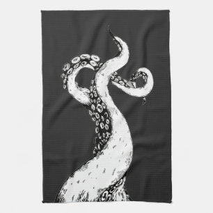 tentacules de pieuvre sur serviette de thé noire