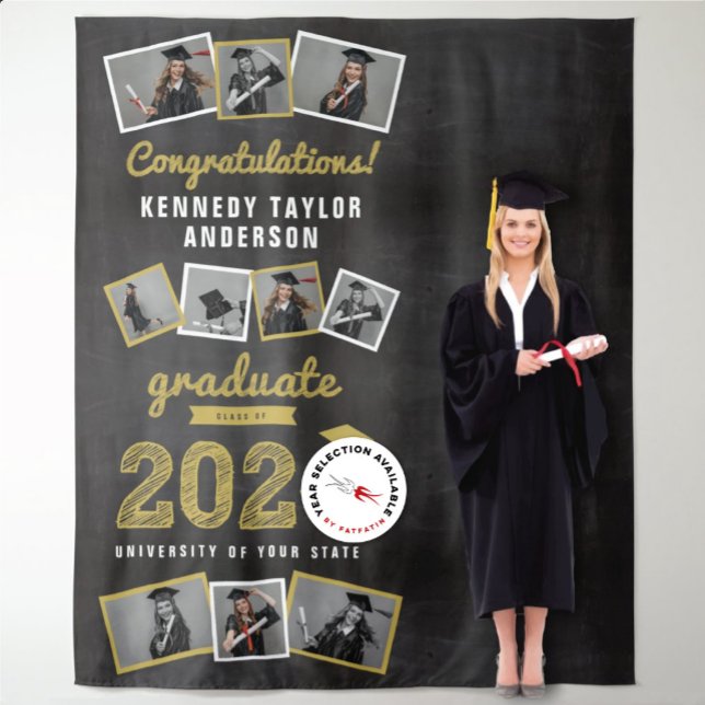 Tenture 2023 Tableau noir Esquisse Diplôme 9 Fond photo (20YY Gold Sketch Black Chalkboard Graduation Party 9 Photo Backdrop @ www.zazzle.com/color_therapy)