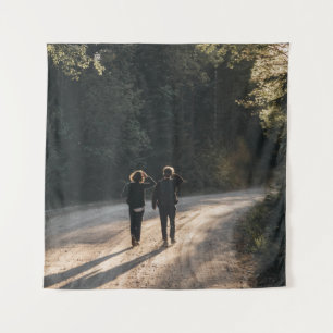 Tenture 2 femmes marchant sur la route entre les arbres da