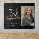 Tenture 30 et fabuleux moderne Black 30th Birthday Photo<br><div class="desc">30 et Fabulous Modern Black 30th Birthday Photo Tapestry. 30 et texte fabuleux en script tendance avec un nom sur un arrière - plan noir. Personnalisez-le avec votre photo, votre nom et votre numéro d'âge, et faites votre propre bannière de fête d'anniversaire. C'est une grande bannière et un décor pour...</div>