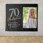 Tenture 70 ans et fabuleux Fond de photo d'anniversaire 70<br><div class="desc">70 ans et fabuleux Tapisserie de fond de photo d'anniversaire 70 ans noir. Texte 70 ans et fabuleux dans un script tendance avec un nom sur fond noir. Personnalisez-le avec votre photo, votre nom et l'âge, et créez votre propre bannière de fête d'anniversaire. C'est une excellente bannière et un fond...</div>