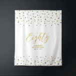 Tenture 80 Gold & Black 80th Birthday Party Contexte<br><div class="desc">Cette tapisserie moderne est parfaite pour une fête d'anniversaire chic aux couleurs noir et or. Vos invités apprécieront de prendre une photo avec cette toile de fond sophistiquée de fête et de se souvenir de votre journée spéciale. Le design comporte une typographie dorée " Eighty " et un arrière -...</div>