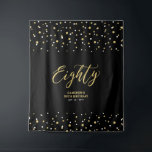 Tenture 80 Gold & Black 80th Birthday Party Contexte<br><div class="desc">Cette tapisserie moderne est parfaite pour une soirée de 80ème anniversaire chic dans les tons noir et or. Vos invités apprécieront de prendre une photo avec cette toile de fond sophistiquée de fête et de se souvenir de votre journée spéciale. Le design comporte une typographie dorée " Eighty " et...</div>