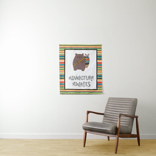Tenture Art de nurserie de l'ours boho "L'aventure attend" (En situation)