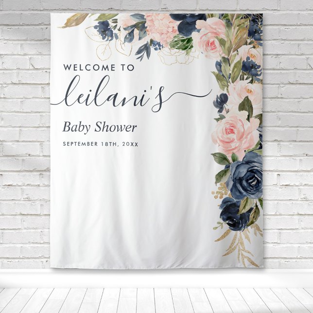 Tenture Baby shower de bienvenue Marine rose Floral Cascad (Blush pink and navy blue floral botanical baby shower typography tapestry perfect for photo ops.)