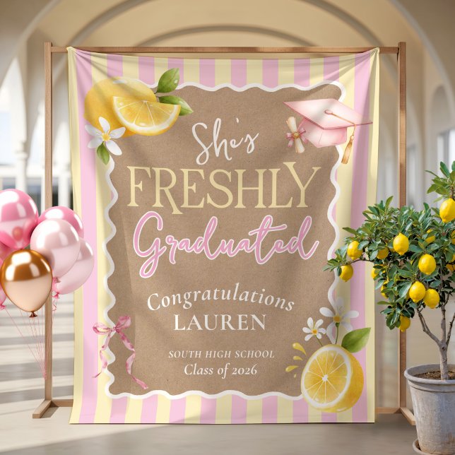 Tenture Banderole de remise de diplôme rayée de citrons fr (She's Freshly Graduated lemons rustic kraft pink yellow stripes fabric tapestry graduation banner)