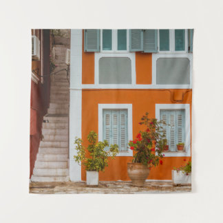 TENTURE BÂTIMENT EN BÉTON BLANC ET GRIS ORANGE