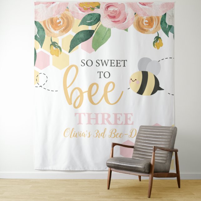 Tenture Bee Day Bumblebee Anniversaire rose floral bannièr (En situation)