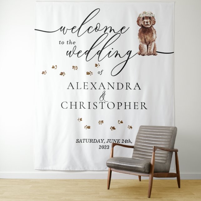 Tenture Bienvenue au mariage du chien Cavapoo marron (En situation)