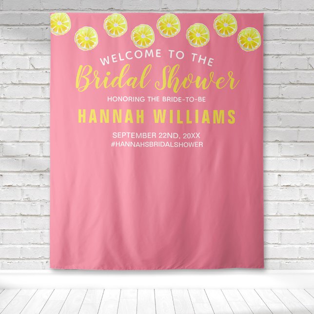 Tenture Bienvenue au mariage rose aquarelle au citron (Lemon slices for a bridal shower welcome tapestry with a pink background that is perfect for photos.)