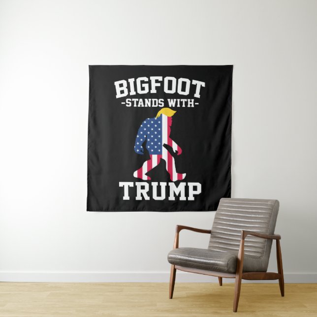 Tenture Bigfoot Se Déplace Avec Les Élections Trump De 202 (En situation)