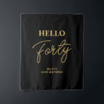 Tenture Black & Gold Hello 40th Birthday Party Welcome<br><div class="desc">Bienvenue à votre invité avec cette élégante tapisserie de fête du 40e anniversaire. Cette toile de fond présente un script moderne "Hello Quarty" en noir et or. Vous pouvez customiser tout le texte et toutes les couleurs. Les invitations et les fournitures de fête correspondants sont disponibles dans ma boutique BaraBomDesign....</div>