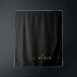 Tenture Black Gold Modern Script Girl Monogramme Nom<br><div class="desc">Noir et or Simple Script Monogramme Nom et Tapisserie initiale. Cela rend le cadeau parfait pour 16 ans,  mariage,  douche nuptiale,  anniversaire,  baby shower ou bachelorette pour quelqu'un qui aime le luxe glam et les styles chic.</div>