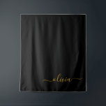 Tenture Black Gold Modern Script Girl Monogramme Nom<br><div class="desc">Noir et or Simple Script Monogramme Nom et Tapisserie initiale. Cela rend le cadeau parfait pour 16 ans,  mariage,  douche nuptiale,  anniversaire,  baby shower ou bachelorette pour quelqu'un qui aime le luxe glam et les styles chic.</div>
