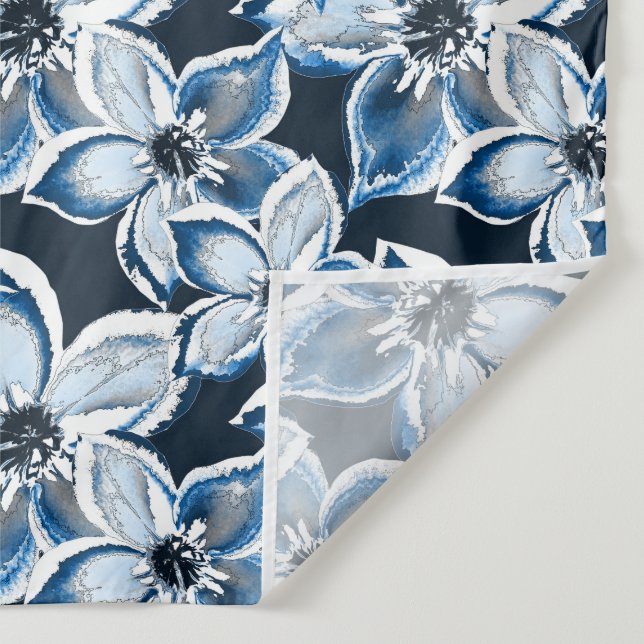 Tenture Bleu, fleurs blanches sur un arrière - plan noir. (Détail)