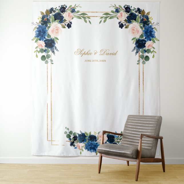 Tenture Blush Blue Floral Gold Mariage Photo Booth Prop (En situation)
