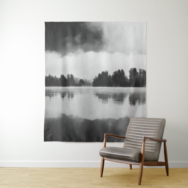 Tenture Brouillard matinal au-dessus du lac en noir et bla (En situation)