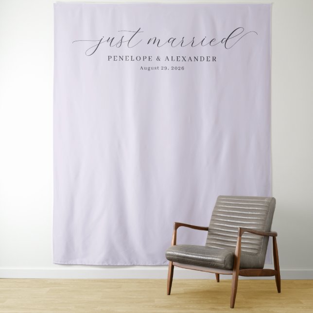 Tenture Calligraphie Élégante Lavande Juste Mariés (En situation)