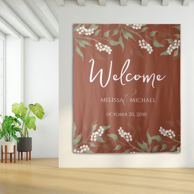 Tenture Calligraphie florale en terre cuite avec esperluet (Terracotta floral wedding welcome backdrop with elegant calligraphy and soft greenery accents.)