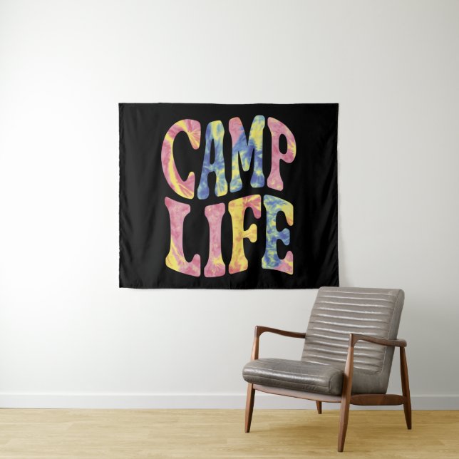 Tenture Camping Filles d'été Camp Life Tie-Die Rétro  (En situation (horizontale))