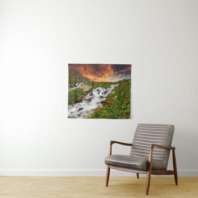 Tenture Cascade dans les montagnes avec des fleurs (En situation (horizontale))