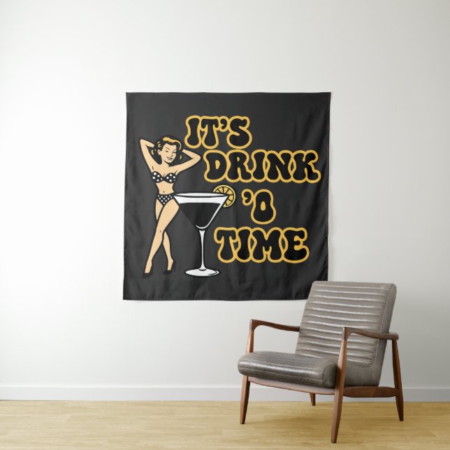Tenture C'est l'heure de boire ! Pin-Up Lady à côté d'un v (En situation)
