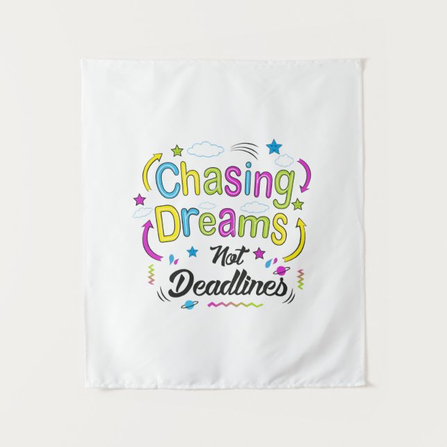 Tenture Chasing Dreams, Not Deadlines – Motivational Quote (Devant)