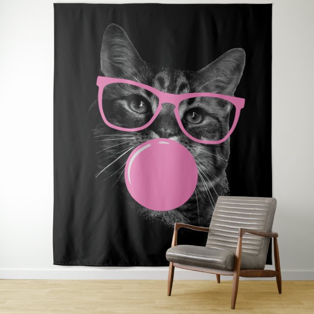 Tenture Chat cool avec lunettes roses et gomme à bulles (En situation)