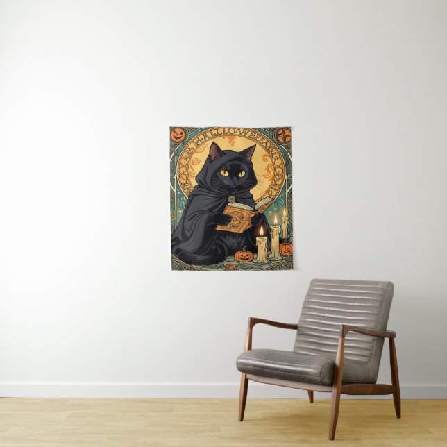 Tenture Chat noir lisant le journal de la citrouille d'Hal (En situation)