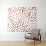 Tenture Chic Rose Gold Leopard Cheetah Poster de animal<br><div class="desc">Ce design élégant et chic est parfait pour la fashionista moderne. Il présente un poster de animal safari léopard/cheetah dessiné à la main sur un arrière - plan blanc simple et imprimé en faux or rose. C'est joli, mignon et tendance ! ***REMARQUE IMPORTANTE DE CONCEPTION : Pour toute demande de...</div>