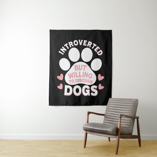 Tenture Chien Introverti Mais Prêt à Discuter des Chiens (En situation)