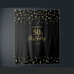 Tenture Cinquante | Gold & Black 50th Birthday Party Backd<br><div class="desc">Cette tapisserie moderne est parfaite pour une fête d'anniversaire chic en noir et or. Vos invités apprécieront de prendre une photo avec cette toile de fond sophistiquée de fête et de se souvenir de votre journée spéciale. Le design comprend une typographie dorée " 50ème anniversaire " et un arrière -...</div>