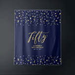 Tenture Cinquante | Gold & Navy 50th Birthday Party Contex<br><div class="desc">Cette tapisserie moderne est parfaite pour une soirée de 50ème anniversaire bleu marine et or. Vos invités apprécieront de prendre une photo avec cette toile de fond sophistiquée de fête et de se souvenir de votre journée spéciale. Le design comporte une typographie dorée " Fifty " et un arrière -...</div>