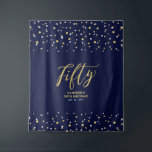Tenture Cinquante | Gold & Navy 50th Birthday Party Contex<br><div class="desc">Cette tapisserie moderne est parfaite pour une soirée de 50ème anniversaire bleu marine et or. Vos invités apprécieront de prendre une photo avec cette toile de fond sophistiquée de fête et de se souvenir de votre journée spéciale. Le design comporte une typographie dorée " Fifty " et un arrière -...</div>