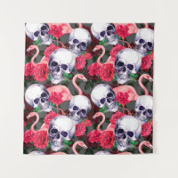 Crâne humain avec flamants et fleurs de rose rouge