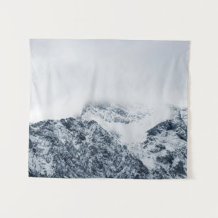 Tenture De superbes montagnes enneigées couvertes de nuage