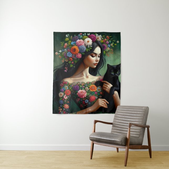 Tenture Déesse Florale Mystique avec Chat Noir – Art Fanta (En situation)