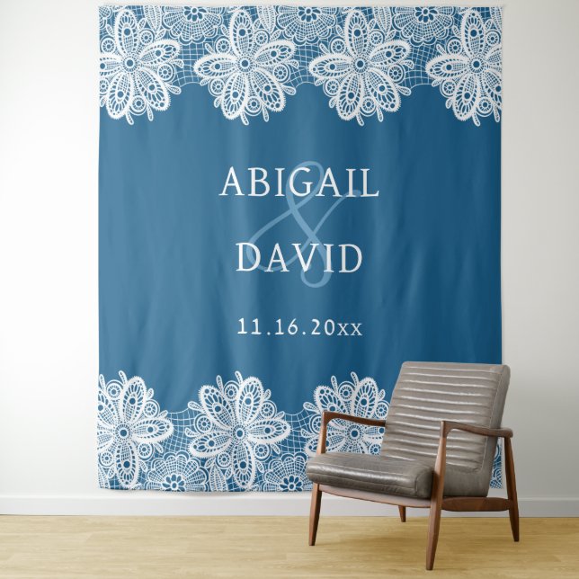 Tenture Dentelle blanche sur fond Mariage bleu (En situation)
