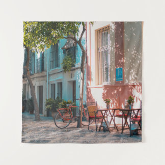 Tenture Deux tables marron dehors