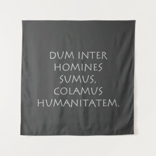 Tenture Dum inter homines sumus colamus humanitatem