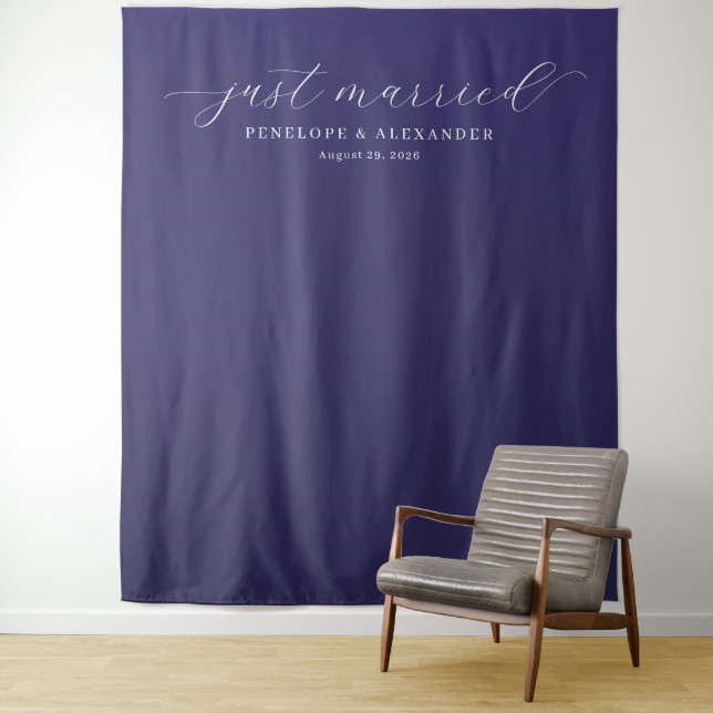 Tenture Elegant Purple Just Married Calligraphy (En situation)