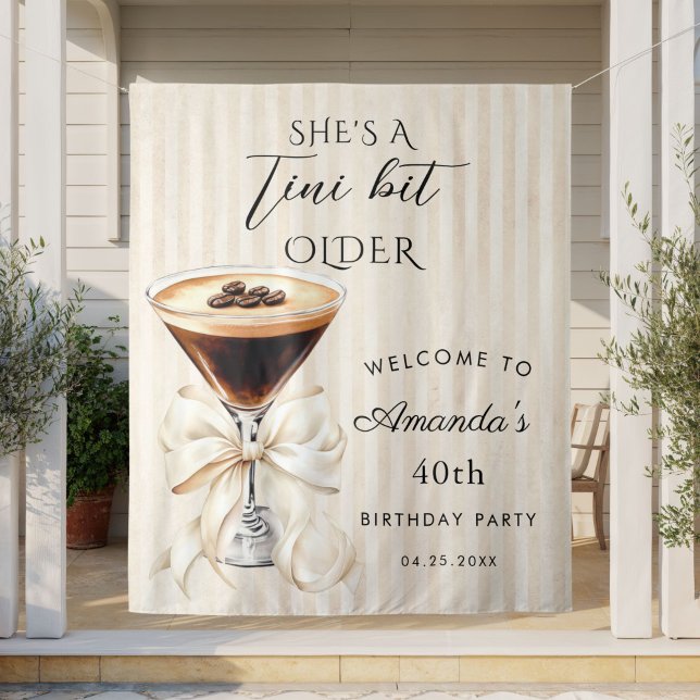 Tenture Elle a un Tini peu plus âgée Toile de fond Espress (She's a tini bit older Espresso martini birthday backdrop)