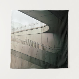 TENTURE ESCALIERS BLANCS EN BÉTON AVEC RAILS EN MÉTAL GRIS