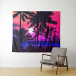 Tenture Été Tropical Neon Rose Bleu Palmiers Coucher de so<br><div class="desc">Ce design tropical et cool est parfait pour les mois chauds d'été. Il présente un coucher de soleil bleu vif et violet avec des silhouettes de palmiers noirs et des silhouettes de palmiers noirs et un soleil éclatant. C'est beau, magnifique et pittoresque ! ***REMARQUE IMPORTANTE DE CONCEPTION : Pour toute...</div>