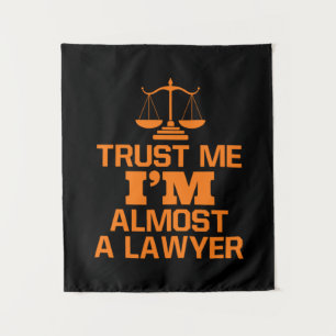 Tenture Faites-moi confiance, je suis presque un avocat