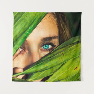 Tenture Femme derrière les feuilles verts