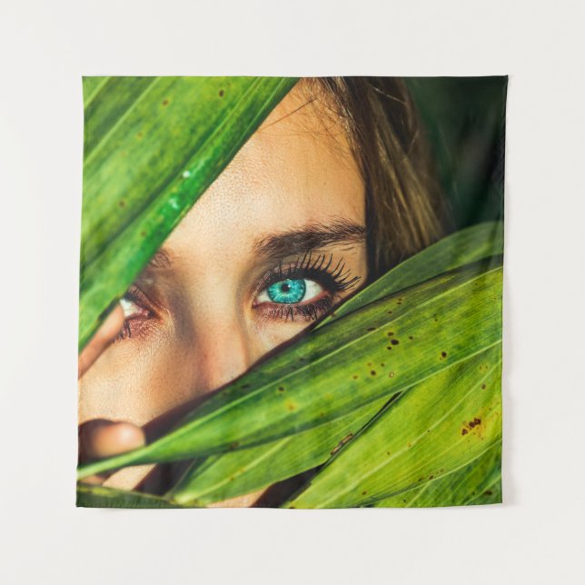 Tenture Femme derrière les feuilles verts (Devant)