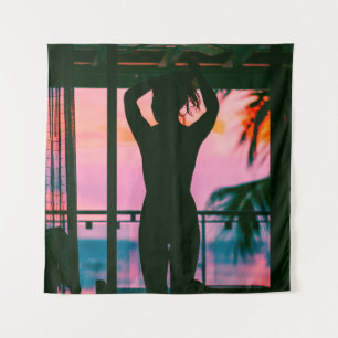 Tenture Femme en débardeur noir et pantalon debout sur le 