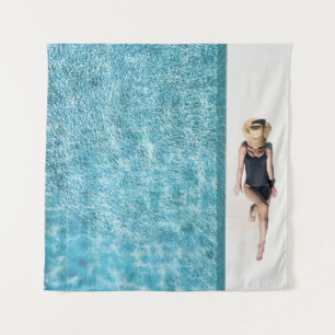 Tenture Femme en noir bikini fond et blanc soleil casquett